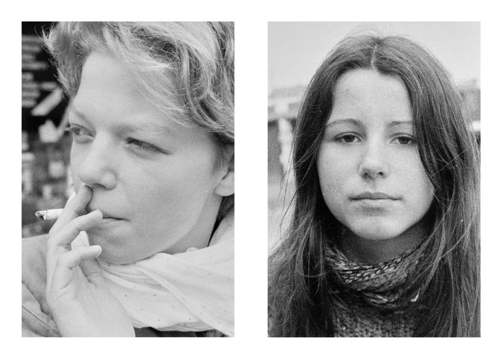 Ein Mädchen der 80er Jahre mit Zigarette und eines, das direkt in die Kamera blickt.